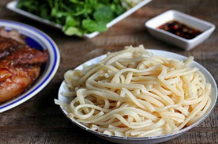 cao lau noodles