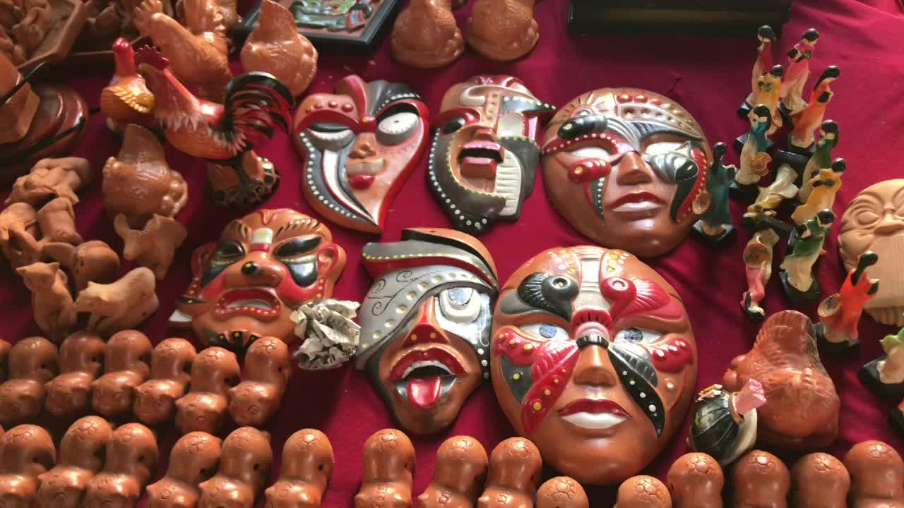 mask in hoi an pottery village