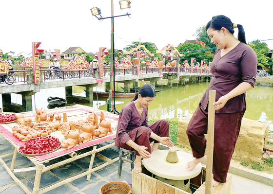 artisan in thanh ha pottery village near hoi an 